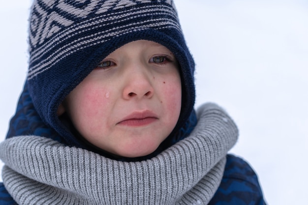 Kleiner Junge schreit und weint. Emotionen. Junge in Winterkleidung