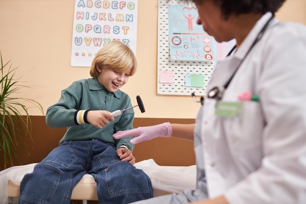 Kleiner Junge spielt mit Werkzeugen in der Klinik