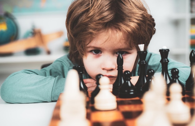Kleiner Junge spielt Schach Kinder Lernspiele Junge in der frühen Entwicklung des Kindes denken oder planen über Schach ...