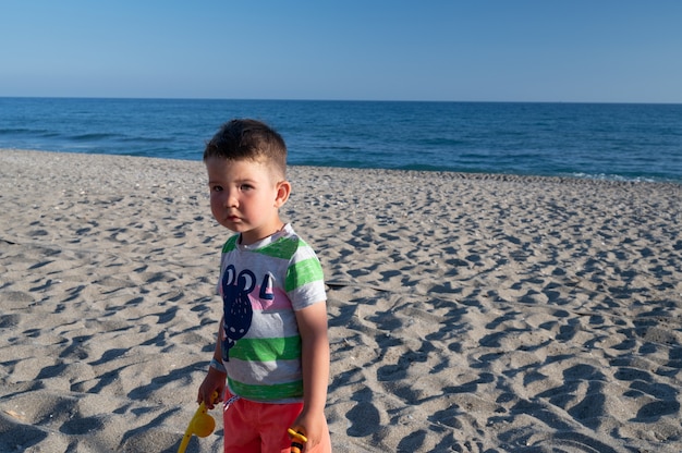 Kleiner Junge sucht seine Mama am Strand