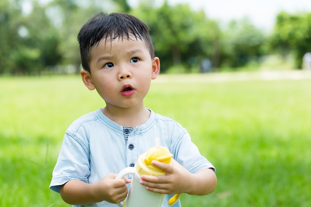 Kleiner Junge trinkt Wasser aus einer Plastikflasche