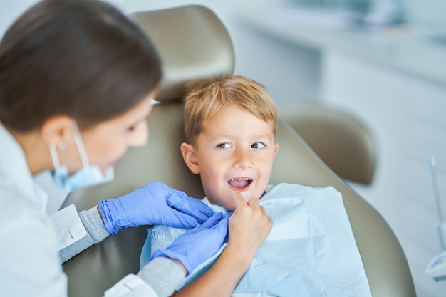 Kleiner Junge und Zahnärztin in der Zahnarztpraxis