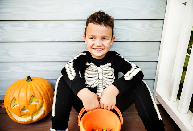 Foto kleiner junge verkleidet als skellett