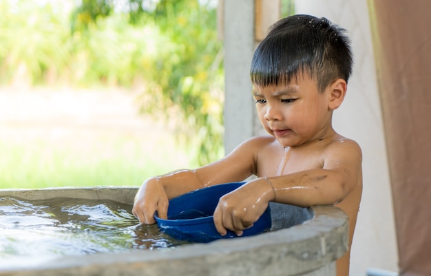 kleiner Junge Wasser holen