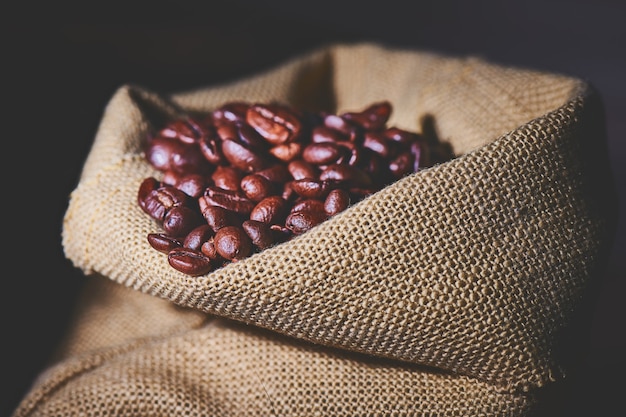 Kleiner Jutesack mit Kaffeebohnen