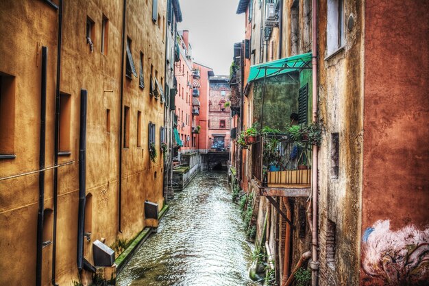 Kleiner Kanal in der Innenstadt von Italien Bologna