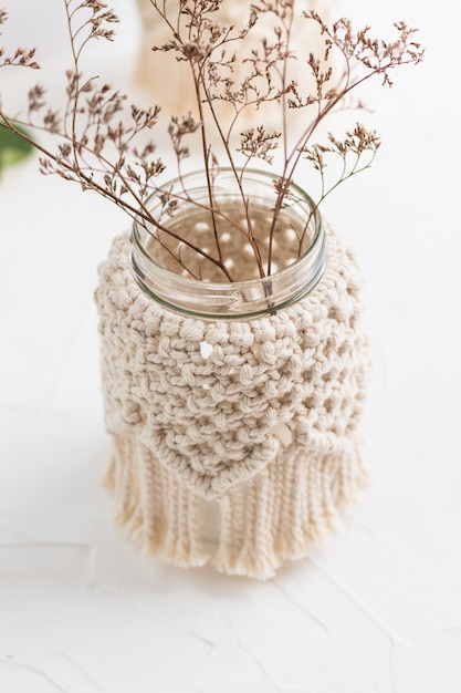 Kleiner Kerzenhalter aus Glasvase mit Makramee-Deckel Trockenkräuter Boho-Stil böhmische Wohnkultur