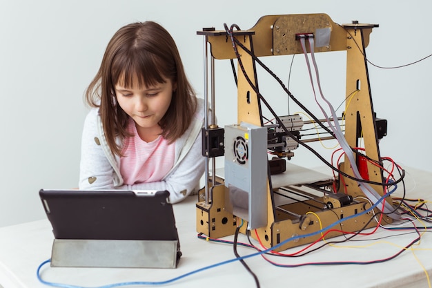 Kleiner Kinderarchitekt mit 3D-Drucker. Schulmädchen, Technologien und Studienkonzept.