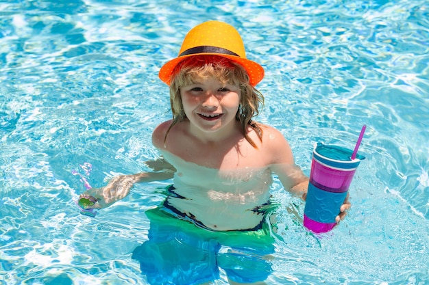Kleiner Kinderjunge im Swimmingpool mit aufblasbarem Spielzeugring Kinder Sommerurlaub schwimmen für Kind o