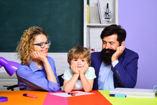 Kleiner Kinderschüler in der ersten Klasse mit Elternhaus-Familienschulschüler der Grundschule