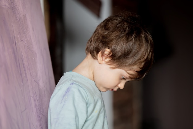 Foto kleiner kleinkindjunge bleibt neben den zeichnungen