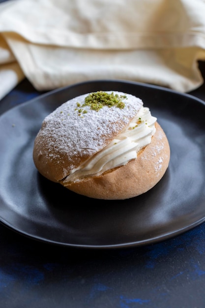 Kleiner Kuchen auf dem Tisch traditionelles französisches Aroma mit Sahne in der Mitte Alman Pastasi