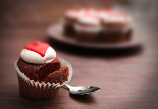 Kleiner Kuchen auf hölzerner Hintergrundnahaufnahme