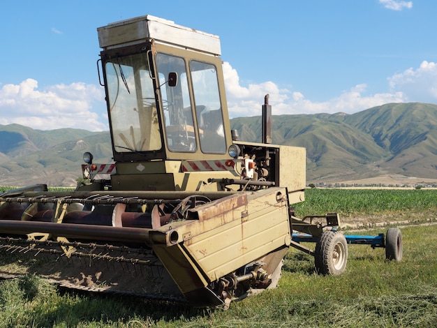 Kleiner landwirtschaftlicher Mähdreschertraktor