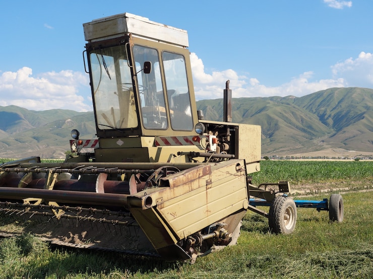 Foto kleiner landwirtschaftlicher mähdreschertraktor