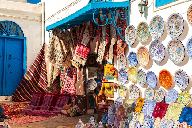 Kleiner Markt in der tunesischen Stadt Sidi Bou Said Orientalisches Märchen mit französischem Charme