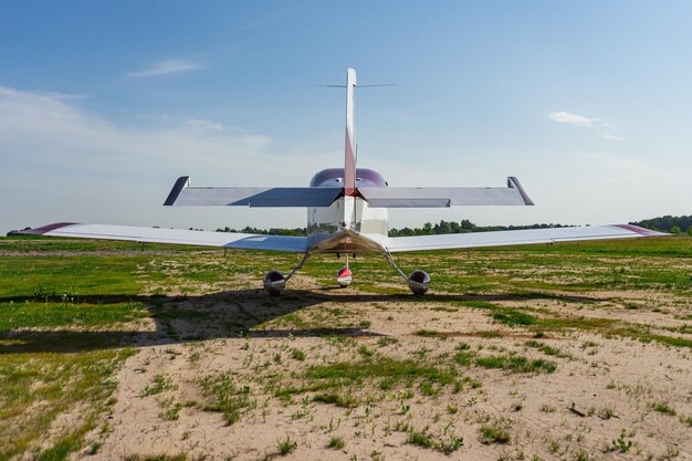 Kleiner moderner Privatjet vor dem Flug vor der Naturkulisse.