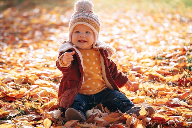 Kleiner modischer und stilvoller Herbstpark für Kinder