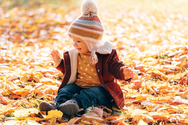 Kleiner modischer und stilvoller Herbstpark für Kinder