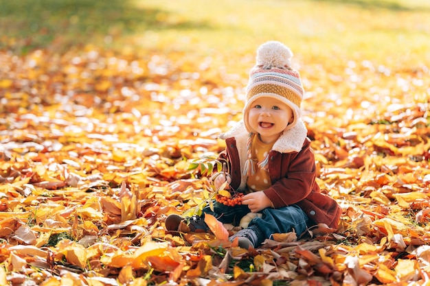 Kleiner modischer und stilvoller Herbstpark für Kinder