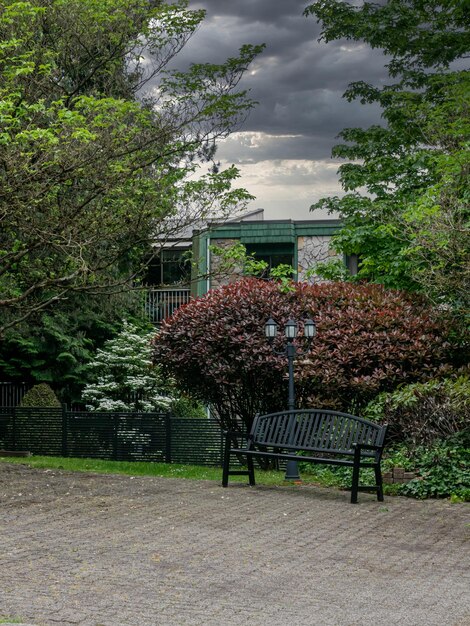 Kleiner Park mit Metallbank und Straßenbeleuchtung in Wohngebieten