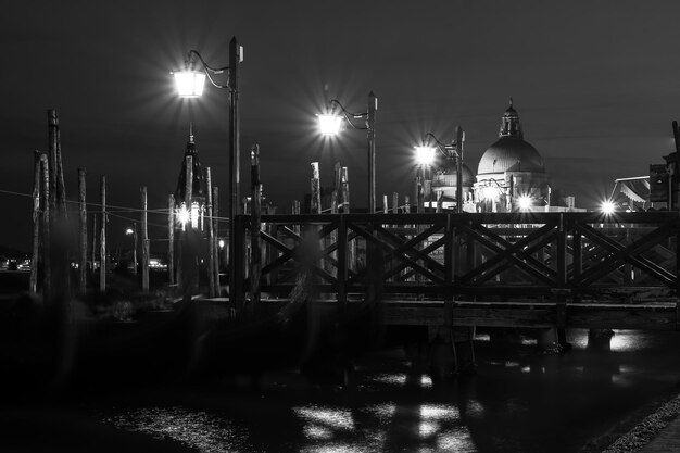 Kleiner Pier in Venedig bei Nacht