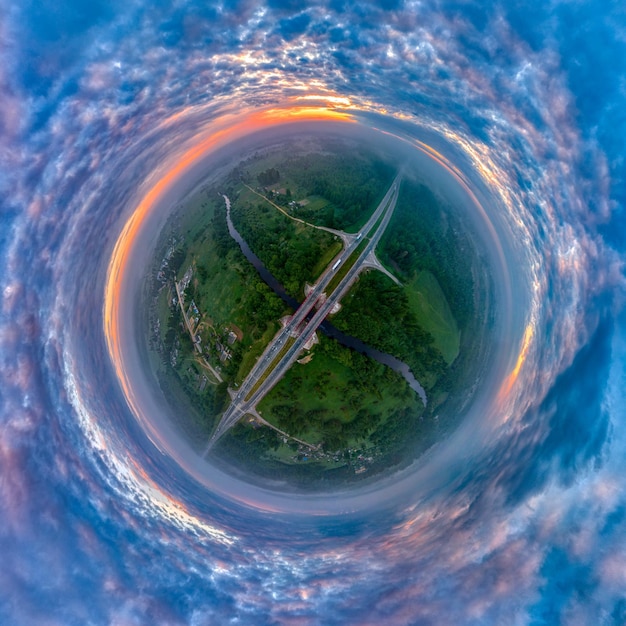 Foto kleiner planet mit einer brücke über den fluss