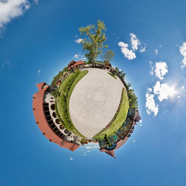 Kleiner Planet Sphärische Luftaufnahme im Wald in der Nähe des Ferienhauses an schönen Tagen mit schönen Wolken