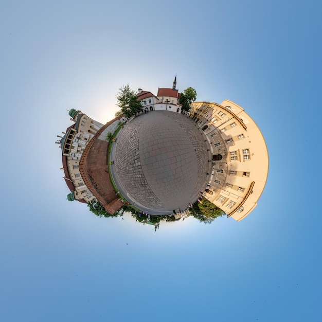 Kleiner Planet und sphärische Antenne 360-Panoramablick auf die alte mittelalterliche Stadt der Straße mit Kirche und historischen Gebäuden
