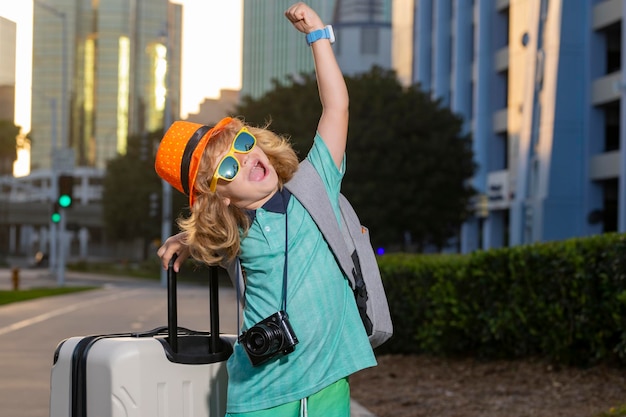 Kleiner reisender touristischer Junge 78 Jahre alt Passagier, der ins Ausland reist, um am Wochenende zu reisen Unabhängiger kleiner Junge mit großer Reisetasche