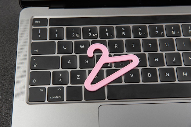 Kleiner rosa Kleiderbügel für die Laptop-Tastatur Online-Shopping Kauf von Kleidung im Internet Online-Bekleidungsgeschäft