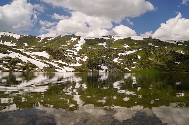 Foto kleiner see im gebirgstal