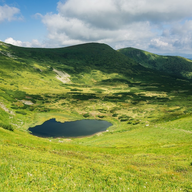 Kleiner See umgeben von Hügeln