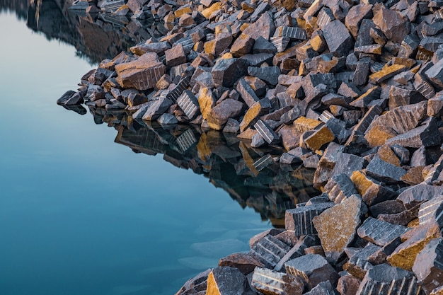 Kleiner See, umgeben von Steinabfällen von Bergwerksarbeiten