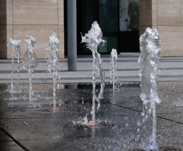 Kleiner Springbrunnen im Freien auf der Straße