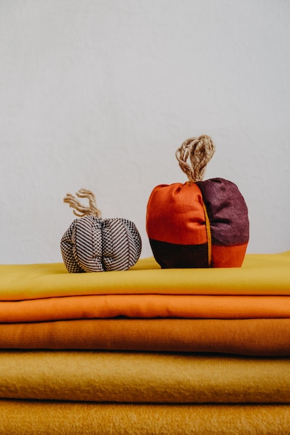 Kleiner Stoff stricken dekorativer Kürbis handgemachte Herbst-Herbst-Dekoration Thanksgiving und Halloween-Tisch