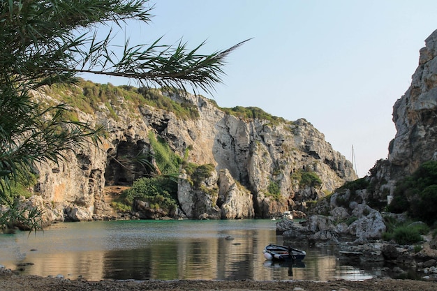 Kleiner Strand namens Cales Coves auf Menorca