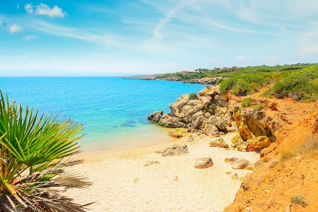 Kleiner Strand unter einem bewölkten Himmel in Sardinien Italien