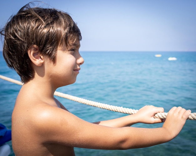 Kleiner süßer Junge am Seepier, der Urlaub genießt