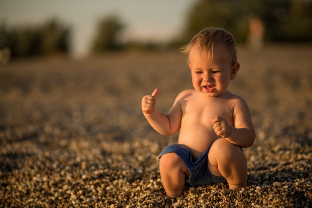 Kleiner süßer Junge am Strand