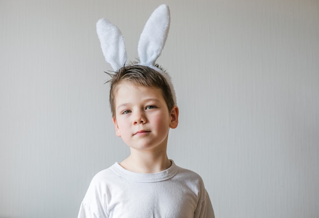 Kleiner süßer Junge, der Osterhasenohren trägt, lächelt