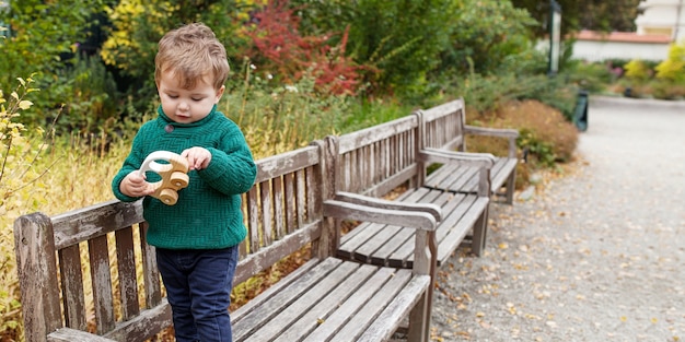 Kleiner süßer Junge im Park. Schließen Sie herauf Bild des reizenden kleinen Jungen im Herbstgarten. Outdoor-Aktivitäten für Kinder.