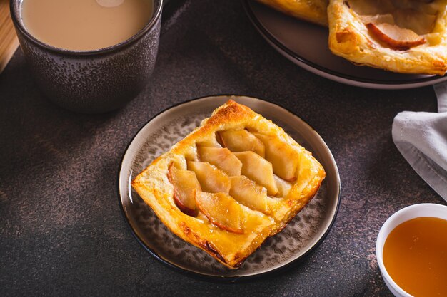 Kleiner umgedrehter Blätterteigkuchen mit Apfel auf einem Teller