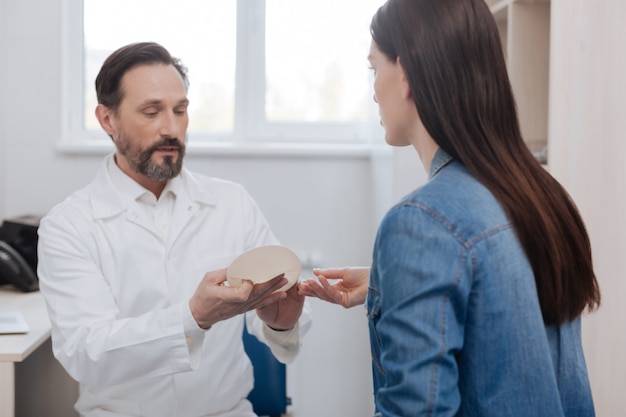 Kleiner Vortrag. Ziemlich atemberaubende mutige Dame, die ihre Brust besser aussehen lassen und um Rat fragen möchte