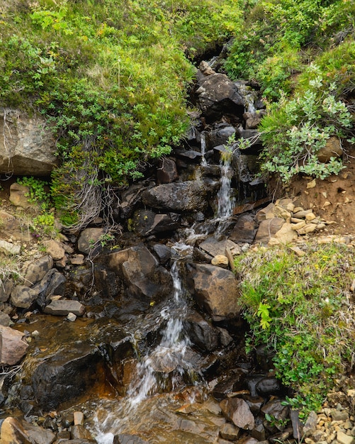 Kleiner Wasserfall am Straßenrand auf der isländischen Ringstraße