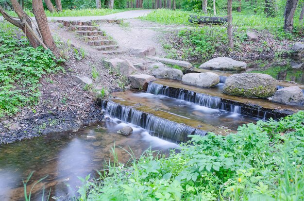 Foto kleiner wasserfall an einem kleinen malerischen bach im wald