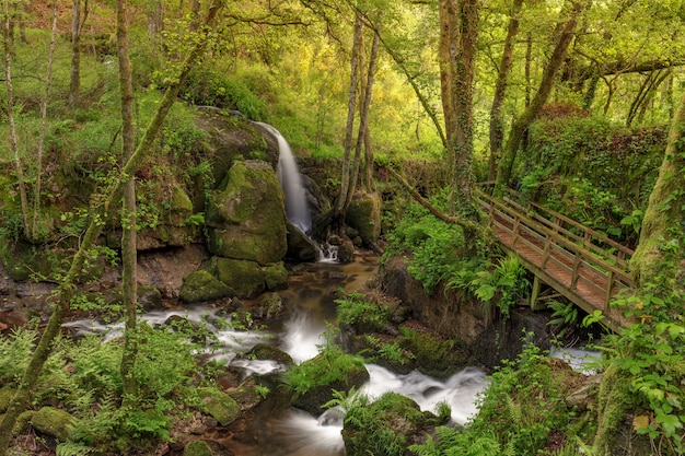 Kleiner Wasserfall im Fluss Arenteiro, in der Region Galicien, Spanien.