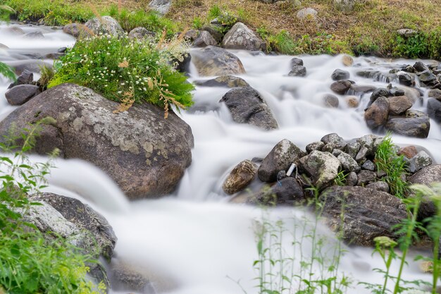 Kleiner Wasserfall im Wald, Langzeitbelichtung. Rize - Türkei