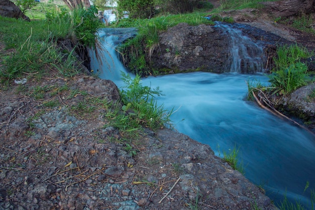 Kleiner Wasserfall im Wald