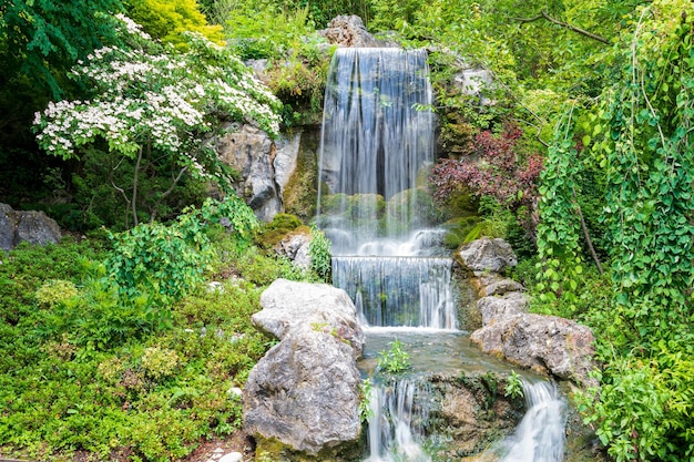 Kleiner Wasserfall im Wald